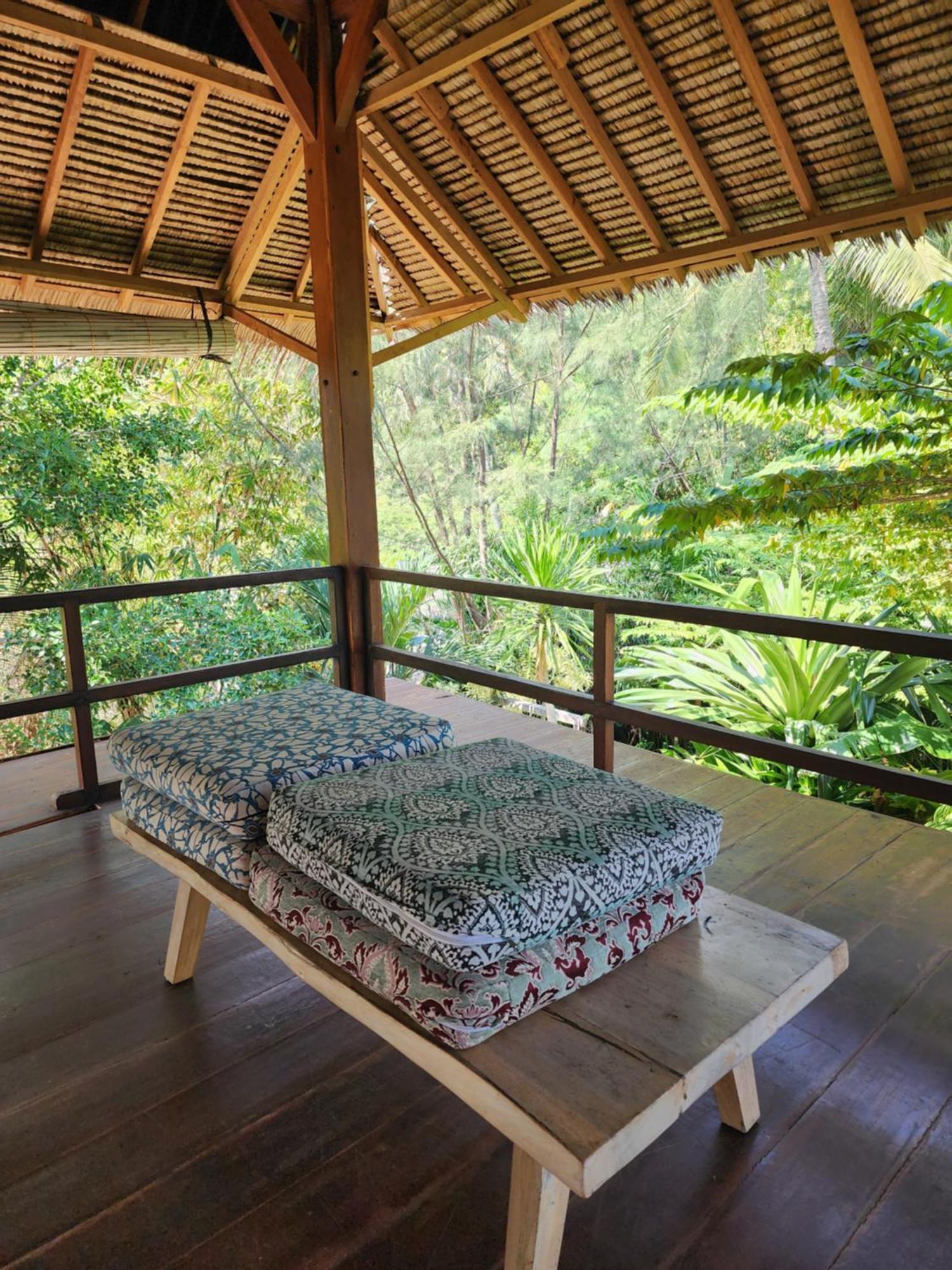 Basa-Basi Lodge Karimunjawa Exterior photo